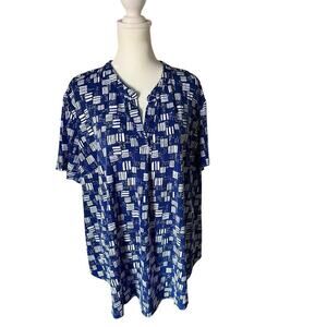 Women’s Blue and White Short Sleeve Comfortable Top. Size 22/24W.